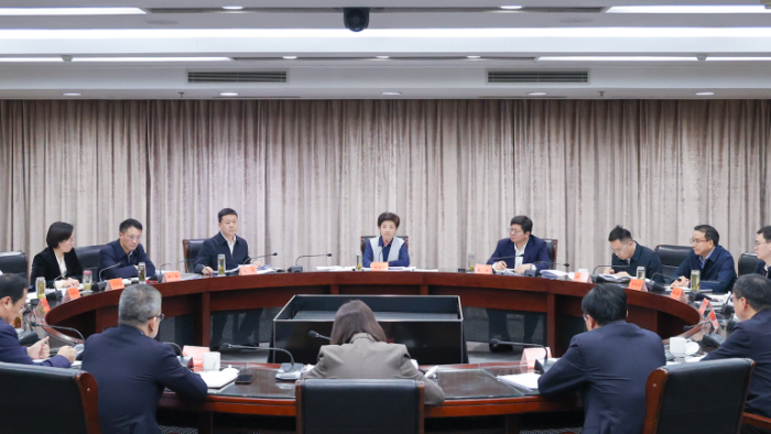 万闻华主持召开全市重大项目过堂会