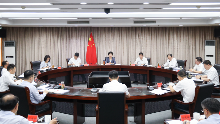 万闻华主持召开市政府党组理论学习中心组学习会和市政府党组会议